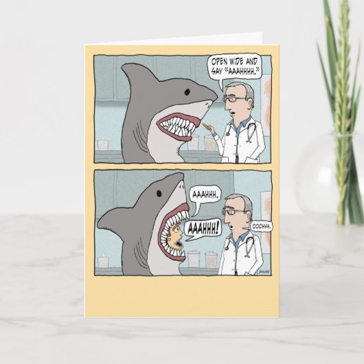 Funny Doctor Gives Shark een checkup Birthday Kaart (Voorkant)