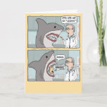Funny Doctor Gives Shark een checkup Birthday Kaart<br><div class="desc">Hier is een grappige cartoon verjaardagskaart met een dokter die een haai een controle geeft en de patiënt vertelt "Open wide and say aaahhh". De haai is niet de enige gezegde "aahh". Het moet iets zijn dat hij at. Bedankt dat je dit originele ontwerp hebt gekozen door © Chuck Ingwersen....</div>