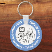 Funny Doctor met Stethoscoop controlebord. Sleutelhanger (Voorkant)