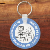 Funny Doctor met Stethoscoop controlebord. Sleutelhanger (Achterkant)