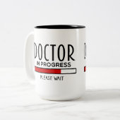 Funny Doctor Progress Gelieve te wachten medische Tweekleurige Koffiemok (Voorkant links)