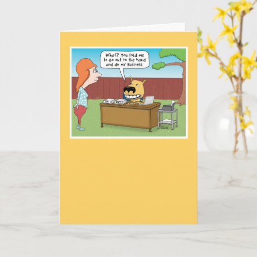 Funny Dog Business in Yard Birthday Kaart (Gele Bloem)