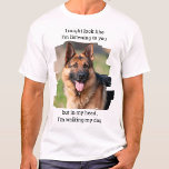 Funny Dog Dad Persoonlijke foto van Pet T-shirt<br><div class="desc">Hoe waar is dit? Nu hoef je geen woord te zeggen, laat je shirt gewoon praten. "Ik zou er kunnen uitzien alsof ik naar je luister, maar in mijn hoofd wandelt ik mijn hond." Pas uw favoriete Dog Foto en Naam aan. Elk hondenliefhebber heeft er een nodig. Perfect cadeau voor...</div>