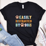 Funny Dog, gemakkelijk verstoord donker T-shirt<br><div class="desc">Funny Women's Dog T-Shirt met de woorden Gemakkelijk afgeleid door honden. Een ontwerp voor hondenliefhebbers die zich met dit grappige citaat kunnen bezighouden. Geweldige cadeautjes van de hondeneigenaar.</div>