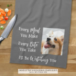 Funny Dog Gezegde Foto Aangepaste kleur Theedoek<br><div class="desc">Voeg een afbeelding van je hond toe aan deze grappige, nieuwigheidskeukenhanddoek met het gezegde ELKE MAALTIJD DIE JE MAAKT, ELKE HAP DIE JE NEEMT, IK ZAL JE IN DE GATEN HOUDEN. Wijzig de kleur van de tekst en/of de achtergrondkleur naar wens in EDIT om te coördineren met keukendecoratiekleuren (weergegeven in...</div>