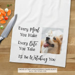 Funny Dog Gezegde Foto Theedoek<br><div class="desc">Voeg een afbeelding van je hond toe aan deze grappige, nieuwigheidskeukenhanddoek met het gezegde ELKE MAALTIJD DIE JE MAAKT, ELKE HAP DIE JE NEEMT, IK ZAL JE IN DE GATEN HOUDEN. Wijzig de kleur van de tekst en/of de achtergrondkleur naar wens in EDIT om te coördineren met keukendecor kleuren. Maak...</div>