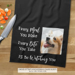 Funny Dog Gezegde Foto Zwart Wit Theedoek<br><div class="desc">Voeg een afbeelding van je hond toe aan deze grappige, nieuwe keukenhanddoek met het gezegde ELKE MAALTIJD DIE JE MAAKT, ELKE HAP DIE JE NEEMT, IK ZAL JE IN DE GATEN HOUDEN. Wijzig de kleur van de tekst en/of de achtergrondkleur zoals gewenst in EDIT om te coördineren met keukendecorkleuren (weergegeven...</div>