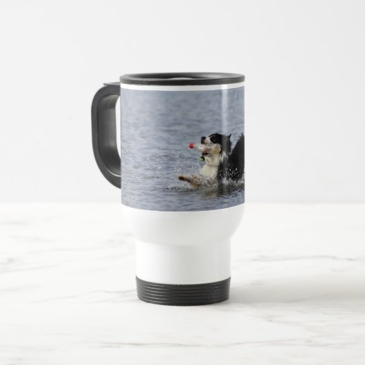 Funny dog in water, aanpasbare mok (Voorkant links)