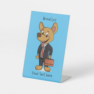 Funny dog met cartoon voor een pak voor een bedrij reclamebord met voetstuk