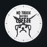 Funny Dog No Talkie voor koffie Ronde Klok<br><div class="desc">Een grappige wandklok voor de keuken of kantoor. "Geen Talkie voor koffie" met een grappige hond. Maakt een origineel geschenk. Kijk uit Jenn's Doodle World voor nog meer nieuwe klokken en dierenmisdadiger.</div>