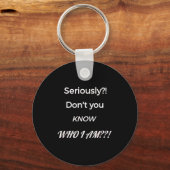 Funny Don't You Know Who I Am_ Statement Gift  Sleutelhanger (Voorkant)