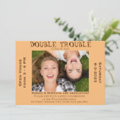 Funny Double Trouble Graduation Party Invitation Kaart (Staand voorkant)