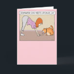Funny Down Dog ontmoet Upchuck Cat Birthday Kaart<br><div class="desc">Hier is een schattige en hilarische verjaardagskaart met een vrouw die een neerwaartse hondenpostel doet terwijl haar huisdier een opstandige kat beweegt. De perfecte kaart voor iedereen die van yoga of katten of allebei houdt! Bedankt dat je dit originele ontwerp hebt gekozen door © Chuck Ingwersen. Ik ben een onafhankelijke...</div>
