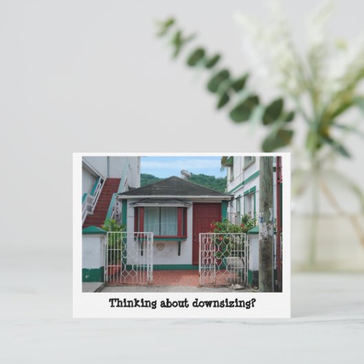 Funny downsizing van de verkoop van onroerend goed briefkaart (Staand voorkant)
