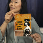 Funny  Drama Queen Birthday Kaart<br><div class="desc">Onze aanpasbare tekst "Happy Birthday Drama Queen" voegt een persoonlijke touch toe aan dit platte wenskaart, waardoor het een perfecte aandenken is voor de drama queens in je leven. Of ze nu genieten in de schijnwerpers of gewoon van een goede lach houden, deze verjaardagskaart brengt zeker glimlachen en vreugde op...</div>
