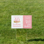 Funny drive by Distanced Birthday Pink Custom Yard Tuinbord<br><div class="desc">Roze en girale '40 en geweldige' gepersonaliseerde naam en aangepast ouderdomsbord voor de tuin, het gras of het raam om vrienden en buren zover te krijgen dat ze langsrijden om te honken en te zwaaien voor een feestelijke quarantaineparade - of gewoon om je eigen verjaardagsmeisje of jongen in verlegenheid te...</div>