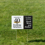 Funny Drive by Quarantine Birthday Custom Yard Tuinbord<br><div class="desc">40 en geweldige persoonlijke naam en aangepast ouderdomsbord voor de tuin, het gras of het raam om vrienden en buren zover te krijgen dat ze langsrijden om te honken en te zwaaien voor een feestelijke quarantaineparade - of gewoon om je eigen verjaardagsmeisje of jongen in verlegenheid te brengen! In het...</div>