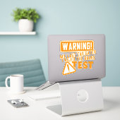 Funny Driving Car Tailgater Modern Typografie Sticker (Laptop op bureau)