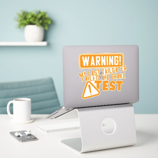 Funny Driving Car Tailgater Modern Typografie Sticker (Laptop op bureau)