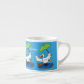 Funny duck with umbrella dancing cartoon espresso kop (Rechts)