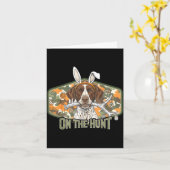 Funny easter labrador retriever on the hunt bunny kaart (Gele Bloem)