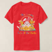 Funny Easter quote This Bunny Gets All Chicks cool T-shirt (Design voorkant)