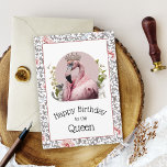 Funny Elegant Birthday Queen Pink Flamingo Kaart<br><div class="desc">Deze unieke verjaardagskaart is voorzien van een roze roze flamingo dat is gekleed in een ruffelbek met een juwelen kroon. Het ontwerp is omringd door bloemen en historische beelden en is omgeven door een roze en beige elegant bloempatroon. De tekst aan de buitenkant is "Happy Birthday to the Queen". De...</div>
