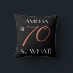 Funny Elegant Black 70th Birthday Kussen<br><div class="desc">Grappig en eenvoudig zwart 70th Birthday Pillow Zwart en elegant 70ste verjaardagskussens met een grappig, positief en motivatie citaat 70 Dus wat? Een leeftijdsnummer is een trendy typografie. De achtergrond is zwart. Pas de kussen aan met een naam en verander ook al tekst als u wilt. Geweldig verjaardagsgeschenk voor een...</div>