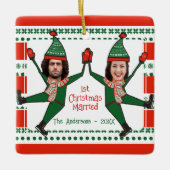 Funny Elves 1e Kerstkerst, met rood groen, aangepa Keramisch Ornament (Voorkant)