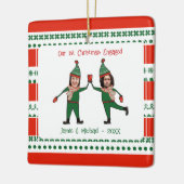Funny Elves ons eerste kerstfeest met rood groen Keramisch Ornament (Links)