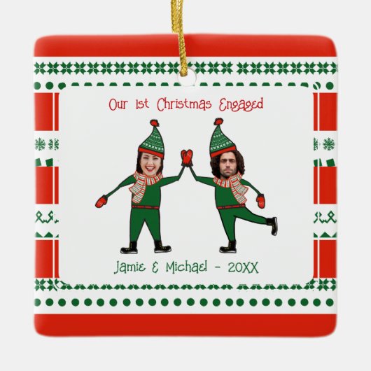 Funny Elves ons eerste kerstfeest met rood groen Keramisch Ornament (Voorkant)