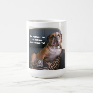Funny English bulldog Mok tv-kijken