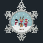 Funny Face Mask Santa Reindeer Snowman Tin Sneeuwvlok Ornament<br><div class="desc">Deze grappige en schattige kerstversiering heeft een sneeuwman,  rendier en kerstman met maskers. Er zijn buffelvlakke patronen,  en heerlijke rode,  witte,  zwarte,  en beige kleuren. U kunt het aanpassen met het jaar.</div>