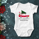 Funny Family Kerstmis zorgt voor een homerusboom Romper<br><div class="desc">Vier het seizoen met dit familie kerst shirt met een retro auto met een kerstboom op de top en vakantiepakketten in de kofferbak. Voeg hieronder je familienaam toe om er je eigen kerst shirt van te maken. Perfect voor familie kerstfoto's, feestdagen en meer. Leuk, feestelijk met een retro, sfeer -...</div>