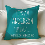Funny Family Quote, aangepast Blauwgroen Kussen<br><div class="desc">Mooie moderne decoratieve accenten werpen kussen. Ideaal voor de bank of het bed. Stomme huisdecor voor elke kamer. Kies uw eigen vorm: vierkant,  rechthoek,  lumbaal of rond.</div>