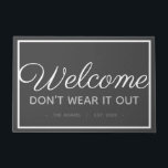 Funny Family Welkom | Moderne grijze witte stijl Deurmat<br><div class="desc">Geef uw gasten een warm, maar grappig welkom met dit persoonlijke design van een welkomstmat. Design heeft een blik van een eenvoudige welkomstvlek tot het goed leest dat het gasten ervan weerhoudt hun bezoek te overleven. Woorden die "welkom niet draag het uit" met familienaam en datum eronder. Het ontwerp kenmerkt...</div>