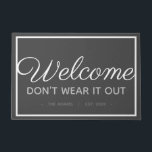 Funny Family Welkom | Moderne grijze witte stijl Deurmat<br><div class="desc">Geef uw gasten een warm, maar grappig welkom met dit persoonlijke design van een welkomstmat. Design heeft een blik van een eenvoudige welkomstvlek tot het goed leest dat het gasten ervan weerhoudt hun bezoek te overleven. Woorden die "welkom niet draag het uit" met familienaam en datum eronder. Het ontwerp kenmerkt...</div>