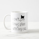 Funny Feline Pardon, ik heb geen plannen met kat. Koffiemok<br><div class="desc">Een leuk ontwerp voor je kat die van vrienden en familie houdt met de feliene excuus, ik heb geen plannen met mijn kat, met informele zwarte typografie en een schattige eenvoudige tekening van een kat in een beanieachtig pet met hartmotieven. Eenvoudig aan te passen aan de naam van uw ontvanger....</div>