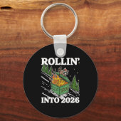 Funny Feral Raccoon Rollin' Into 2026 Happy New Ye Sleutelhanger (Voorkant)