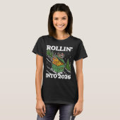 Funny Feral Raccoon Rollin' Into 2026 Happy New Ye T-shirt (Voorkant volledig)