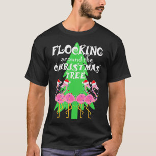 Funny Flamingo die rond de kerstboom springt T-shirt