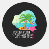 Funny Flamingo Flocking Around The Christmas Tree  Ronde Sticker (Voorkant)