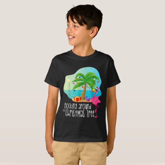 Funny Flamingo Flocking Around The Christmas Tree T-shirt (Voorkant volledig)