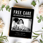 Funny Free Cake Photo Wedding Save the Date Aankondigingskaart<br><div class="desc">Deze opslaan de datum briefkaarten zijn voor het leuke koppel die niet kunnen wachten om hun trouwdatum aan te kondigen. Moderne foto "Gratis taart (en we gaan trouwen) typografie ontwerp in zwart-wit is aangepast met uw foto, namen, trouwdatum en locatie. Voeg je retouradres en trouwgegevens toe aan de achterkant van...</div>