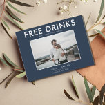 Funny Free Drink Navy Wedding Save the Dates Aankondigingskaart<br><div class="desc">Bespaar de date briefkaarten voor het leuke koppel die niet kunnen wachten om hun trouwdatum met hun familie en vrienden te delen. Moderne foto "Vrije drinken (en we gaan trouwen) in marinblauw en wit is aangepast aan je foto, namen, trouwdatum en locatie. Voeg je retouradres en trouwgegevens toe aan de...</div>