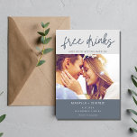 Funny Free Drinken Foto Modern Wedding Save The Date<br><div class="desc">Onze populairste bruiloft bespaart de datum in een eenvoudig kleurenblokontwerp voor het leuke koppel dat niet kan wachten om hun trouwdatum met familie en vrienden te delen. De kaart leest Vrije Drinken (en we gaan trouwen) en is aangepast met je foto, namen, trouwdatum en locatie. Voeg een trouwwebsite toe of...</div>
