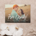 Funny Free Drinken Foto Save the Date Announding Kaart<br><div class="desc">Je trouwt met deze leuke gratis drinken,  die je op het laatste moment hebt aangekondigd. Pas tekst op de voor- en achterkant aan met alle details voor je bruiloft.</div>