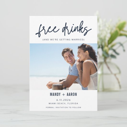 Funny Free Drinken Foto Wedding Save the Date (Staand voorkant)