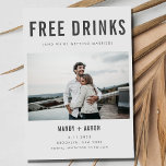 Funny Free Drinken Foto Wedding Save the Date<br><div class="desc">Een grappige bruiloft bespaart de datumkaarten in een modern en eenvoudig tekstontwerp met een aangepast fotoontwerp dat luidt: "Vrije drinken (en we gaan trouwen)". Pas de voorzijde van de kaart aan met uw horizontale foto (bijsnijden om rechthoek te rechthoekig te maken voordat u deze voor de beste resultaten uploadt). Voeg...</div>