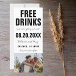 Funny Free Drinken Foto Wedding Save the Date<br><div class="desc">Zwart-witte typografie grappig "Vrije drinken (en we gaan trouwen) bruiloft,  met uitzondering van de datums. Pas aan met uw namen,  trouwlocatie,  trouwdatum en favoriete foto.</div>
